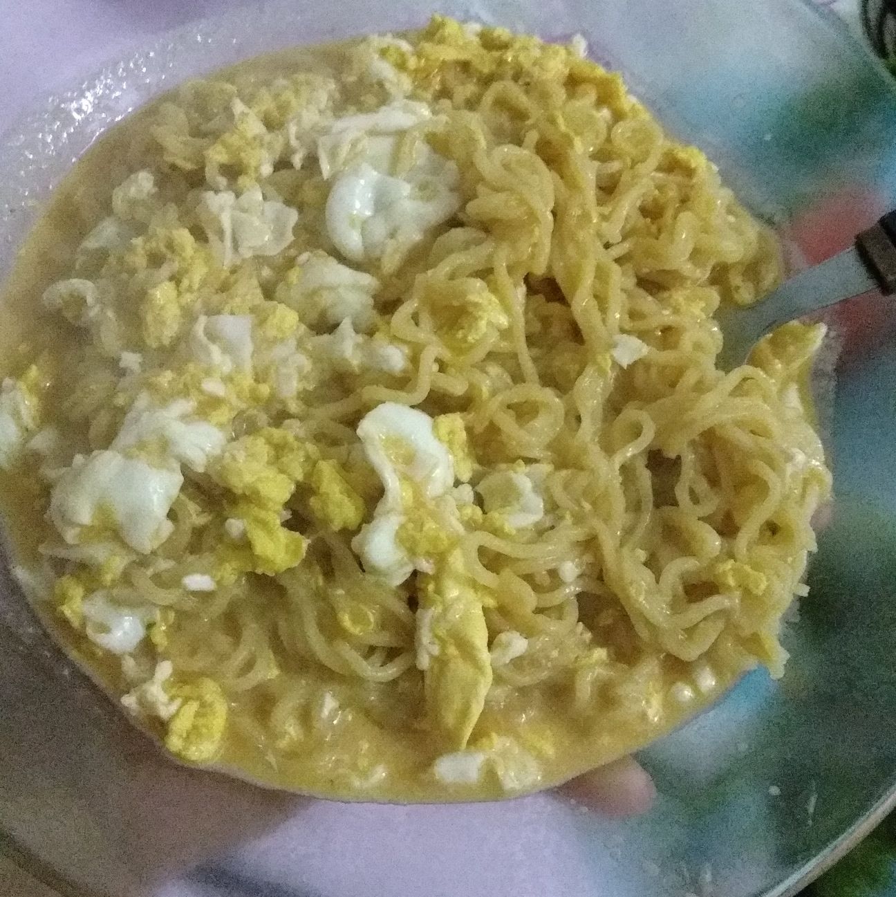macarrão instantâneo (miojo) misturado com ovo